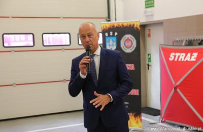  Członek zarządu województwa lubuskiego Marcin Jabłoński przemawia do przedstawicieli gmin, które otrzymają dofinansowanie na zadania własne z zakresu ochrony przeciwpożarowej