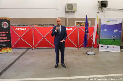  Członek zarządu województwa lubuskiego Marcin Jabłoński przemawia do przedstawicieli gmin, które otrzymają dofinansowanie na zadania własne z zakresu ochrony przeciwpożarowej