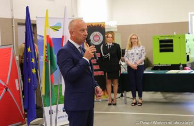  Członek zarządu województwa lubuskiego Marcin Jabłoński przemawia do przedstawicieli gmin, które otrzymają dofinansowanie na zadania własne z zakresu ochrony przeciwpożarowej