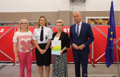 Członek zarządu województwa lubuskiego Marcin Jabłoński (z prawej) oraz radna woj. lubuskiego Małgorzata Paluch-Słowińska (z lewej) z przedstawicielkami lubuskiej gminy, która otrzyma dofinansowanie na zadania własne z zakresu ochrony przeciwpożarowej
