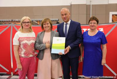 Członek zarządu województwa lubuskiego Marcin Jabłoński (z prawej) oraz radna woj. lubuskiego Małgorzata Paluch-Słowińska (z lewej) z przedstawicielkami lubuskiej gminy, która otrzyma dofinansowanie na zadania własne z zakresu ochrony przeciwpożarowej