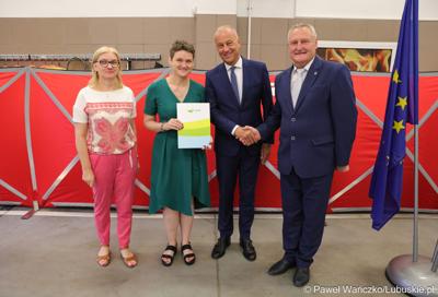 Członek zarządu województwa lubuskiego Marcin Jabłoński (drugi z prawej) oraz radna woj. lubuskiego Małgorzata Paluch-Słowińska (z lewej) z przedstawicielami lubuskiej gminy, która otrzymaja dofinansowanie na zadania własne z zakresu ochrony przeciwpożarowej