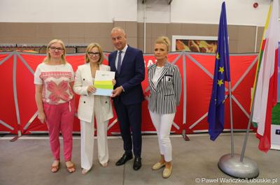 Członek zarządu województwa lubuskiego Marcin Jabłoński oraz radna woj. lubuskiego Małgorzata Paluch-Słowińska (z lewej) z przedstawicielkami lubuskiej gminy, która otrzymaja dofinansowanie na zadania własne z zakresu ochrony przeciwpożarowej