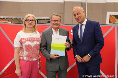 Członek zarządu województwa lubuskiego Marcin Jabłoński (z prawej) oraz radna woj. lubuskiego Małgorzata Paluch-Słowińska (z lewej) z wójtem gminy Kargowa, która otrzyma dofinansowanie na zadania własne z zakresu ochrony przeciwpożarowej