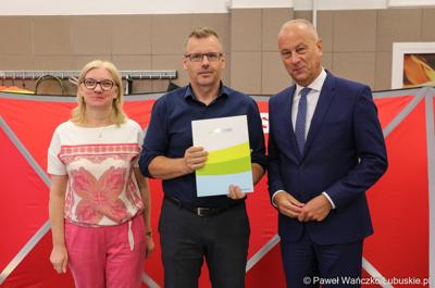 Członek zarządu województwa lubuskiego Marcin Jabłoński (z prawej) oraz radna woj. lubuskiego Małgorzata Paluch-Słowińska (z lewej) z przedstawicielem lubuskiej gminy, która otrzyma dofinansowanie na zadania własne z zakresu ochrony przeciwpożarowej