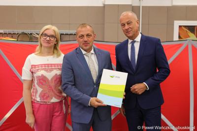 Członek zarządu województwa lubuskiego Marcin Jabłoński (z prawej) oraz radna woj. lubuskiego Małgorzata Paluch-Słowińska (z lewej) z przedstawicielem lubuskiej gminy Dąbie, Bugusławem Zarazą, która otrzyma dofinansowanie na zadania własne z zakresu ochrony przeciwpożarowej