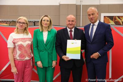 Członek zarządu województwa lubuskiego Marcin Jabłoński (z prawej) oraz radna woj. lubuskiego Małgorzata Paluch-Słowińska (z lewej) z przedstawicielami lubuskiej gminy, która otrzyma dofinansowanie na zadania własne z zakresu ochrony przeciwpożarowej