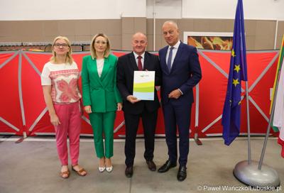 Członek zarządu województwa lubuskiego Marcin Jabłoński (z prawej) oraz radna woj. lubuskiego Małgorzata Paluch-Słowińska (z lewej) z przedstawicielami lubuskiej gminy, która otrzyma dofinansowanie na zadania własne z zakresu ochrony przeciwpożarowej