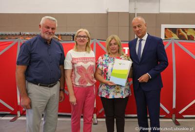 Członek zarządu województwa lubuskiego Marcin Jabłoński (z prawej) oraz radna woj. lubuskiego Małgorzata Paluch-Słowińska (z lewej) z przedstawicielami lubuskiej gminy, która otrzyma dofinansowanie na zadania własne z zakresu ochrony przeciwpożarowej