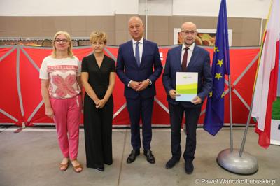 Członek zarządu województwa lubuskiego Marcin Jabłoński (drugi z prawej) oraz radna woj. lubuskiego Małgorzata Paluch-Słowińska (z lewej) z przedstawicielami lubuskiej gminy, która otrzyma dofinansowanie na zadania własne z zakresu ochrony przeciwpożarowej