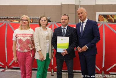 Członek zarządu województwa lubuskiego Marcin Jabłoński (z prawej) oraz radna woj. lubuskiego Małgorzata Paluch-Słowińska (z lewej) z przedstawicielami lubuskiej gminy, która otrzyma dofinansowanie na zadania własne z zakresu ochrony przeciwpożarowej