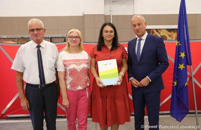Członek zarządu województwa lubuskiego Marcin Jabłoński (z prawej) oraz radna woj. lubuskiego Małgorzata Paluch-Słowińska (z lewej) z przedstawicielami lubuskiej gminy, która otrzyma dofinansowanie na zadania własne z zakresu ochrony przeciwpożarowej