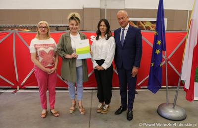 Członek zarządu województwa lubuskiego Marcin Jabłoński (z prawej) oraz radna woj. lubuskiego Małgorzata Paluch-Słowińska (z lewej) z przedstawicielkami lubuskiej gminy, która otrzyma dofinansowanie na zadania własne z zakresu ochrony przeciwpożarowej