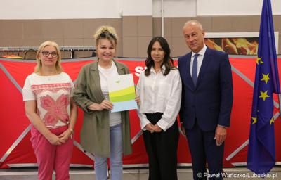 Członek zarządu województwa lubuskiego Marcin Jabłoński (z prawej) oraz radna woj. lubuskiego Małgorzata Paluch-Słowińska (z lewej) z przedstawicielkami lubuskiej gminy, która otrzyma dofinansowanie na zadania własne z zakresu ochrony przeciwpożarowej