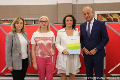 Członek zarządu województwa lubuskiego Marcin Jabłoński (z prawej) oraz radna woj. lubuskiego Małgorzata Paluch-Słowińska (druga z lewej) z przedstawicielkami lubuskiej gminy, która otrzyma dofinansowanie na zadania własne z zakresu ochrony przeciwpożarowej