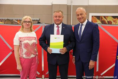 Członek zarządu województwa lubuskiego Marcin Jabłoński (z prawej) oraz radna woj. lubuskiego Małgorzata Paluch-Słowińska (z lewej) z przedstawicielem lubuskiej gminy, która otrzyma dofinansowanie na zadania własne z zakresu ochrony przeciwpożarowej