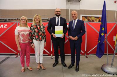 Członek zarządu województwa lubuskiego Marcin Jabłoński (z prawej) oraz radna woj. lubuskiego Małgorzata Paluch-Słowińska (z lewej) z przedstawicielami lubuskiej gminy, która otrzyma dofinansowanie na zadania własne z zakresu ochrony przeciwpożarowej