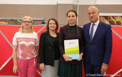 Członek zarządu województwa lubuskiego Marcin Jabłoński (z prawej) oraz radna woj. lubuskiego Małgorzata Paluch-Słowińska (z lewej) z przedstawicielkami lubuskiej gminy, która otrzyma dofinansowanie na zadania własne z zakresu ochrony przeciwpożarowej