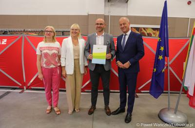 Członek zarządu województwa lubuskiego Marcin Jabłoński (z prawej) oraz radna woj. lubuskiego Małgorzata Paluch-Słowińska (z lewej) z przedstawicielami lubuskiej gminy, która otrzyma dofinansowanie na zadania własne z zakresu ochrony przeciwpożarowej