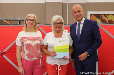 Członek zarządu województwa lubuskiego Marcin Jabłoński (z prawej) oraz radna woj. lubuskiego Małgorzata Paluch-Słowińska (z lewej) z przedstawicielką lubuskiej gminy, która otrzyma dofinansowanie na zadania własne z zakresu ochrony przeciwpożarowej