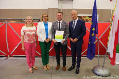Członek zarządu województwa lubuskiego Marcin Jabłoński (z prawej) oraz radna woj. lubuskiego Małgorzata Paluch-Słowińska (z lewej) z przedstawicielami lubuskiej gminy, która otrzyma dofinansowanie na zadania własne z zakresu ochrony przeciwpożarowej