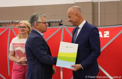 Członek zarządu województwa lubuskiego Marcin Jabłoński (z prawej) oraz radna woj. lubuskiego Małgorzata Paluch-Słowińska (z lewej) gratuluje burmistrzowi Bytomia Odrz. Jackowi Sauterowi uzyskania dofinansowania na zadania własne z zakresu ochrony przeciwpożarowej