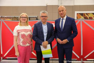 Członek zarządu województwa lubuskiego Marcin Jabłoński (z prawej), radna woj. lubuskiego Małgorzata Paluch-Słowińska oraz burmistrz Bytomia Odrz. Jacek Sauter
