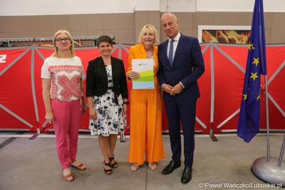 Członek zarządu województwa lubuskiego Marcin Jabłoński (z prawej) oraz radna woj. lubuskiego Małgorzata Paluch-Słowińska (z lewej) z przedstawicielkami lubuskiej gminy, która otrzyma dofinansowanie na zadania własne z zakresu ochrony przeciwpożarowej