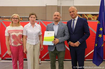 Członek zarządu województwa lubuskiego Marcin Jabłoński (z prawej) oraz radna woj. lubuskiego Małgorzata Paluch-Słowińska (z lewej) z przedstawicielami lubuskiej gminy, która otrzyma dofinansowanie na zadania własne z zakresu ochrony przeciwpożarowej
