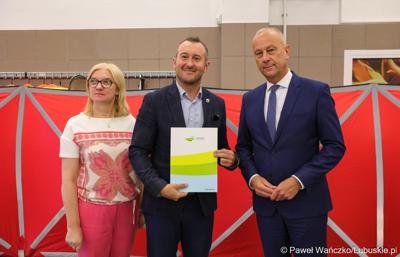 Członek zarządu województwa lubuskiego Marcin Jabłoński (z prawej), radna woj. lubuskiego Małgorzata Paluch-Słowińska (z lewej) oraz burmistrz Świebodzina Tomasz Sielicki 