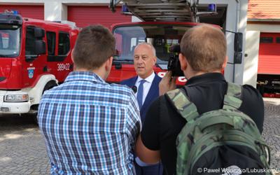 Członek zarządu województwa lubuskiego Marcin Jabłoński udziela wywiadu