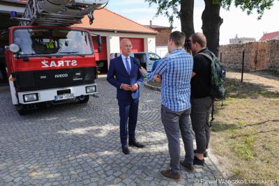 Członek zarządu województwa lubuskiego Marcin Jabłoński udziela wywiadu