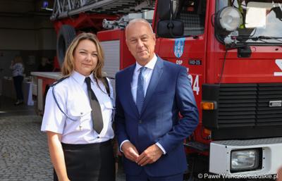 Członek zarządu województwa lubuskiego Marcin Jabłoński (z prawej) i Marta Ratajska, prezes OSP Łaz