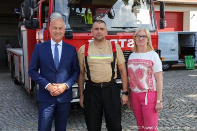 Członek zarządu województwa lubuskiego Marcin Jabłoński (z lewej), radna woj. lubuskiego Małgorzata Paluch-Słowińska ze strażakiem ochotnikiem
