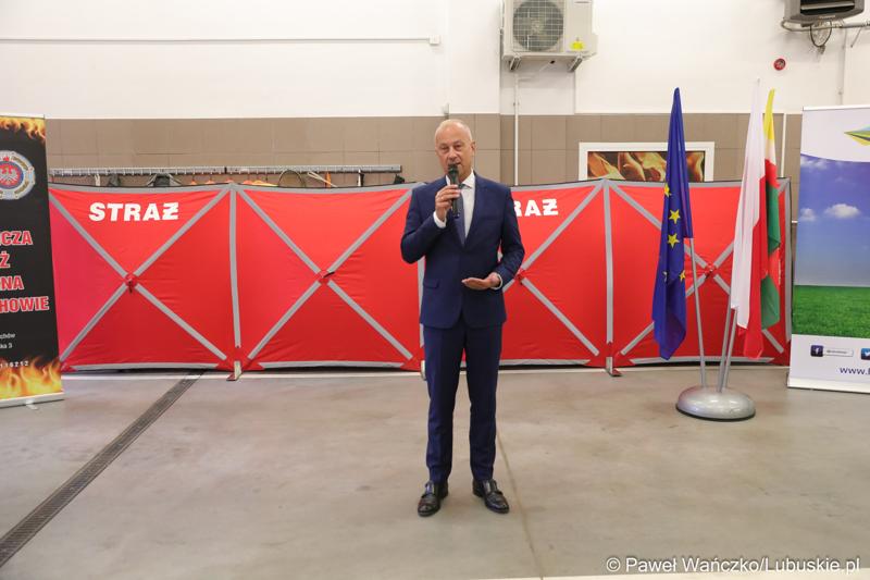 Członek zarządu województwa lubuskiego Marcin Jabłoński przemawia do przedstawicieli gmin, które otrzymają dofinansowanie na zadania własne z zakresu ochrony przeciwpożarowej