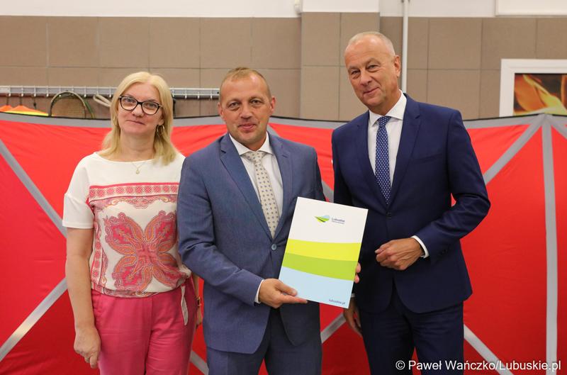 Członek zarządu województwa lubuskiego Marcin Jabłoński (z prawej) oraz radna woj. lubuskiego Małgorzata Paluch-Słowińska (z lewej) z przedstawicielem lubuskiej gminy Dąbie, Bugusławem Zarazą, która otrzyma dofinansowanie na zadania własne z zakresu ochrony przeciwpożarowej