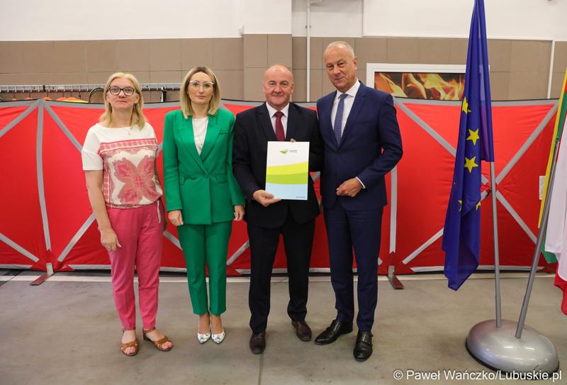 Członek zarządu województwa lubuskiego Marcin Jabłoński (z prawej) oraz radna woj. lubuskiego Małgorzata Paluch-Słowińska (z lewej) z przedstawicielami lubuskiej gminy, która otrzyma dofinansowanie na zadania własne z zakresu ochrony przeciwpożarowej