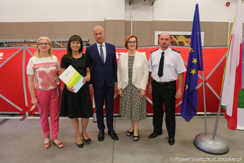 Członek zarządu województwa lubuskiego Marcin Jabłoński (w środku) oraz radna woj. lubuskiego Małgorzata Paluch-Słowińska (z lewej) z przedstawicielami lubuskiej gminy, która otrzyma dofinansowanie na zadania własne z zakresu ochrony przeciwpożarowej