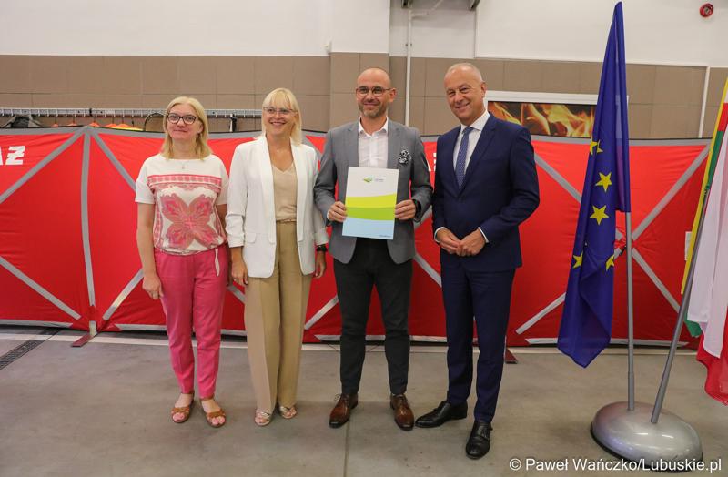 Członek zarządu województwa lubuskiego Marcin Jabłoński (z prawej) oraz radna woj. lubuskiego Małgorzata Paluch-Słowińska (z lewej) z przedstawicielami lubuskiej gminy, która otrzyma dofinansowanie na zadania własne z zakresu ochrony przeciwpożarowej
