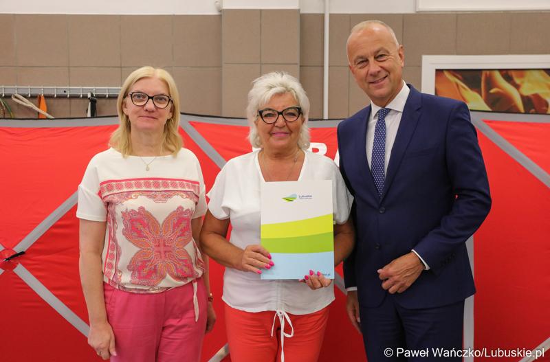 Członek zarządu województwa lubuskiego Marcin Jabłoński (z prawej) oraz radna woj. lubuskiego Małgorzata Paluch-Słowińska (z lewej) z przedstawicielką lubuskiej gminy, która otrzyma dofinansowanie na zadania własne z zakresu ochrony przeciwpożarowej