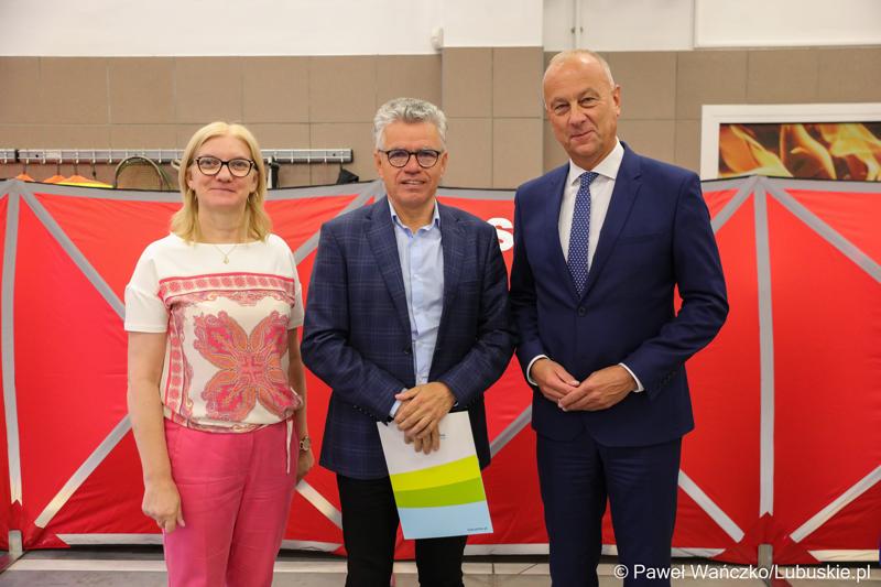 Członek zarządu województwa lubuskiego Marcin Jabłoński (z prawej), radna woj. lubuskiego Małgorzata Paluch-Słowińska oraz burmistrz Bytomia Odrz. Jacek Sauter