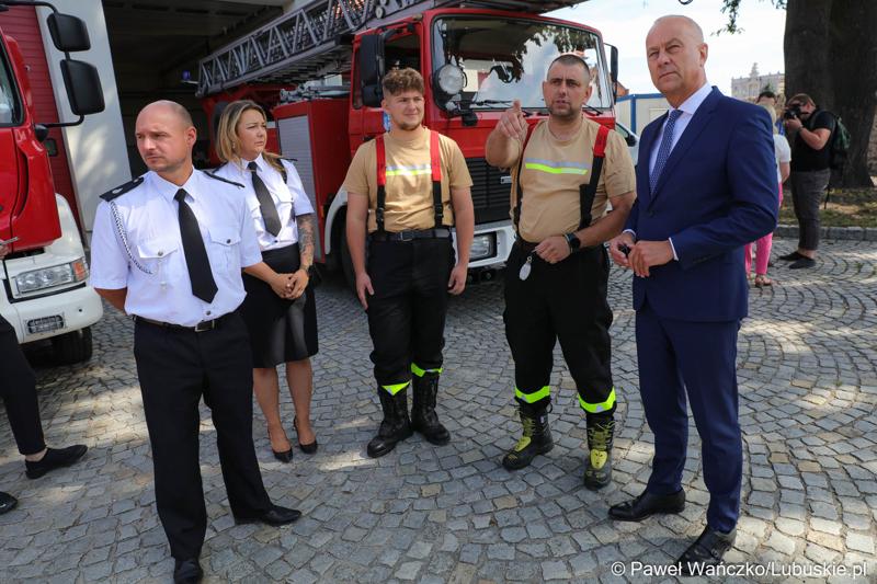 Członek zarządu województwa lubuskiego Marcin Jabłoński (z prawej) razem ze strażakami ochotnikami