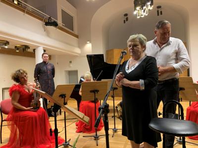 Wręczenie urodzinowego prezentu dyrektorowi Filharmonii Zielonogórskiej, Rafałowi Kłoczce