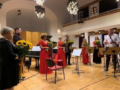 Wręczenie urodzinowego prezentu dyrektorowi Filharmonii Zielonogórskiej, Rafałowi Kłoczce