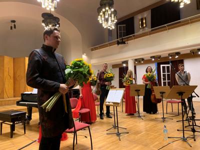 Wręczenie urodzinowego prezentu dyrektorowi Filharmonii Zielonogórskiej, Rafałowi Kłoczce