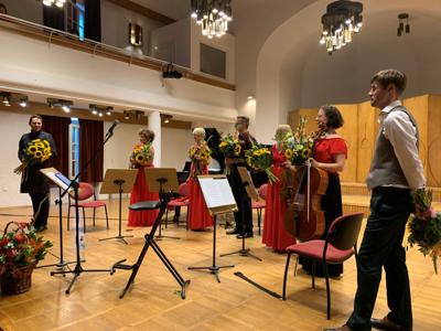 Wręczenie urodzinowego prezentu dyrektorowi Filharmonii Zielonogórskiej, Rafałowi Kłoczce