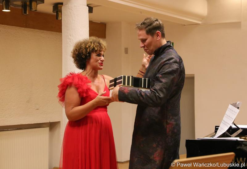 Wręczenie urodzinowego prezentu dyrektorowi Filharmonii Zielonogórskiej, Rafałowi Kłoczce