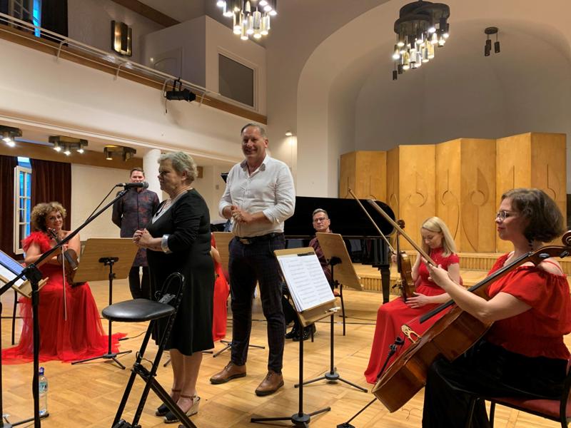 Wręczenie urodzinowego prezentu dyrektorowi Filharmonii Zielonogórskiej, Rafałowi Kłoczce