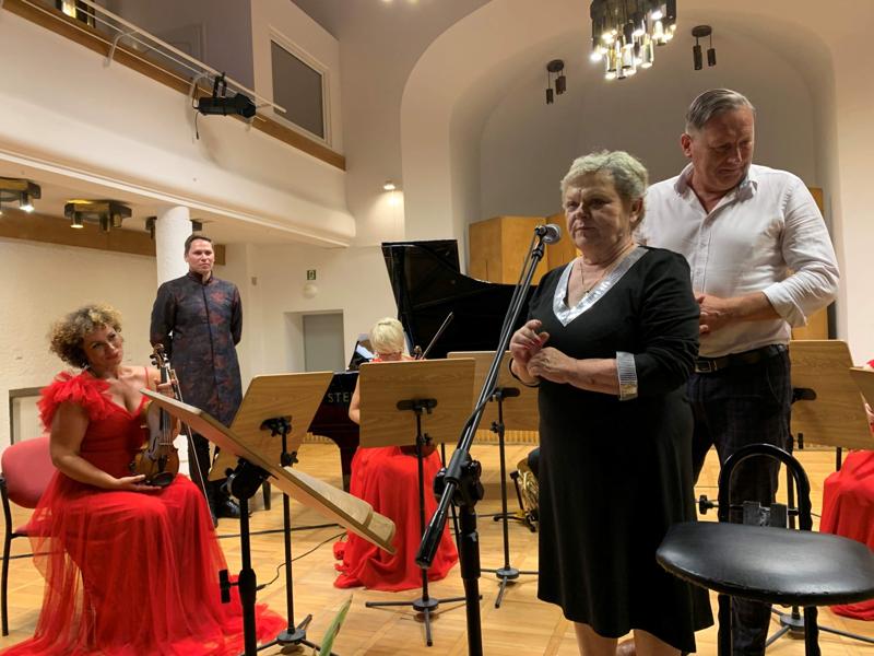 Wręczenie urodzinowego prezentu dyrektorowi Filharmonii Zielonogórskiej, Rafałowi Kłoczce