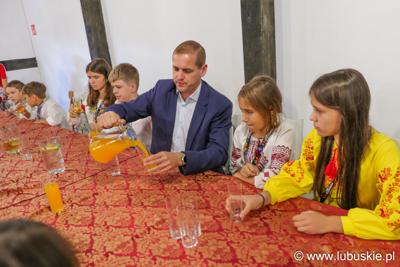 Łukasz Porycki z dziećmi z Ukrainy i Mołdawii